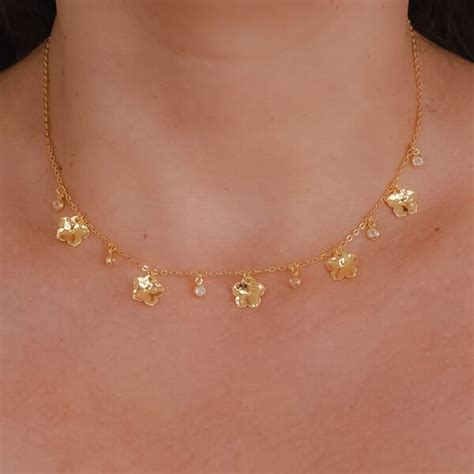 Colar Choker Elos Flores E Tiffanys Pendurados No Dourado