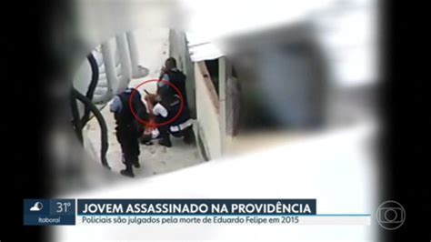 Vídeo Começa julgamento de três PMs acusados de matar um jovem durante