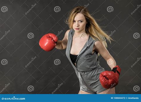 Guantes De Boxeo De La Mujer Que Desgastan Foto De Archivo Imagen De