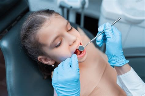 Dentista E Uma Menina Paciente No Consult Rio Odontol Gico Fecham Uma