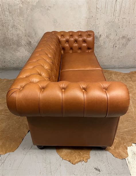 Sofa De Cuero Chesterfield Color Fargo Whiskey Asiento Liso