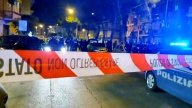 Roma Armato Di Machete Colpisce Due Persone In Strada Una In