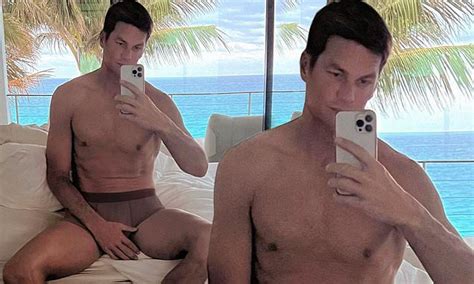 Tom Brady Naked Photo Footballer Strips Down To His Underwear