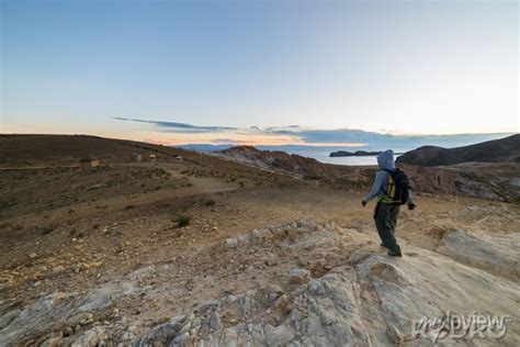 Backpacker Explorando As Majestosas Trilhas Do Inca Na Ilha Do