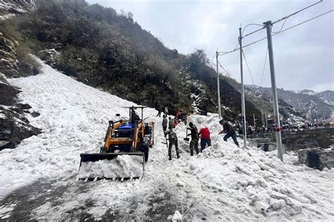 Avalanche In Indian Himalayas Kills At Least 7 Tourists Officials Say The New York Times