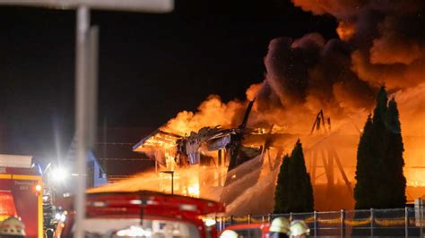 Fotos Gro Einsatz Der Feuerwehr In Chieming Nach Brand Von Lagerhalle