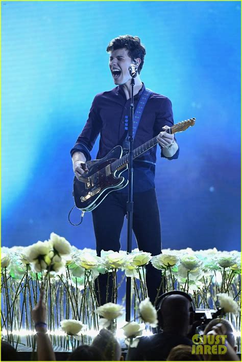 Shawn Mendes Performs In My Blood At Billboard Music Awards