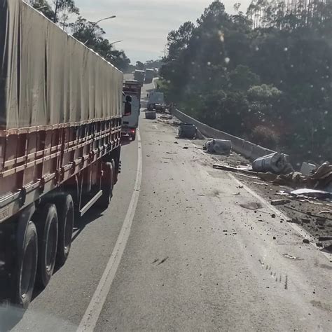 Tombamento de caminhão bloqueia BR 116 em Campina Grande do Sul