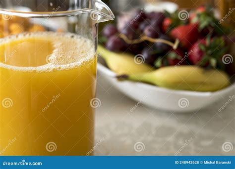 Zumo De Naranja Frente A Las Frutas Foto De Archivo Imagen De Jugo