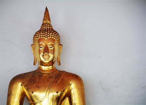 Estatua De Oro De Buddha Foto De Archivo Imagen De Tailandia