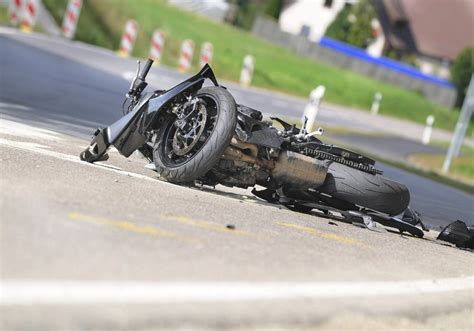 Tödliches Unglück Motorradfahrer Kollidiert Mit Baum In Gera