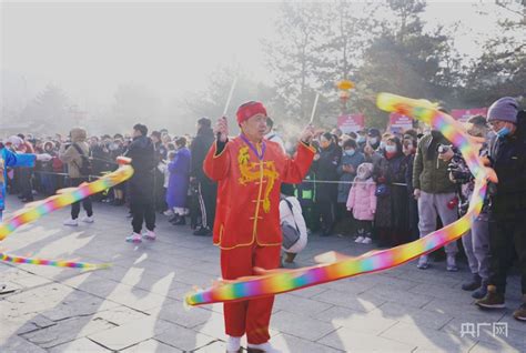 呼和浩特：社火巡游闹元宵 非遗剪纸庆冬奥央广网