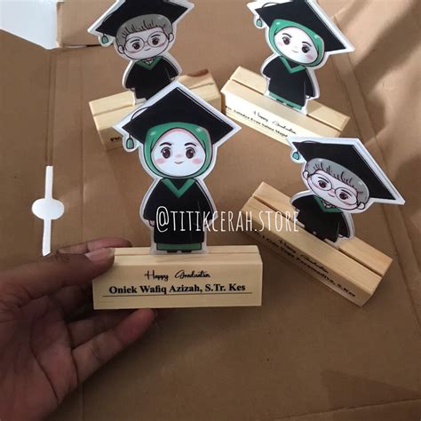 Jual Plakat Wisuda Akrilik Tatakan Kayu Kado Wisuda Piala Wisuda