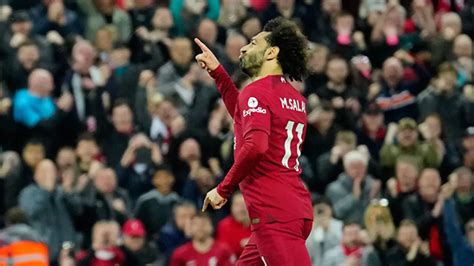 محمد صلاح يهدي قميصه لمشجعة بعد مباراة ليفربول وبرينتفورد فيديو إرم