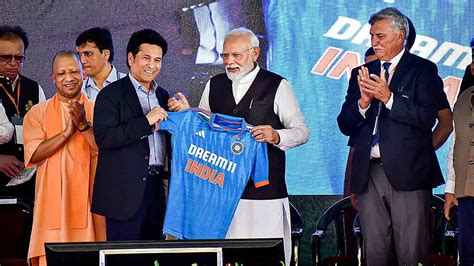 Watch Pm Narendra Modi Presents Sachin Tendulkar