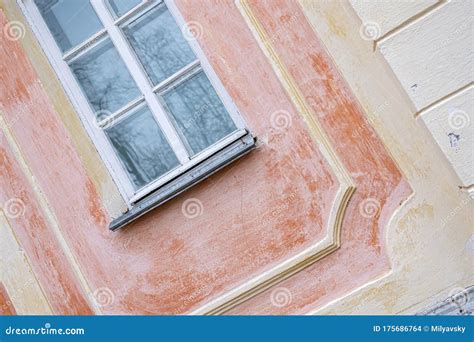 Fenster Auf Dem Alten Haus Der Klassischen Weise Diagonale Ansicht