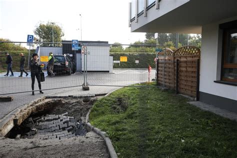 Kraków Wielkie zapadlisko w chodniku w pobliżu nowego osiedla