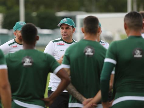 Coritiba faz duas trocas forçadas mas mantém base do time Não