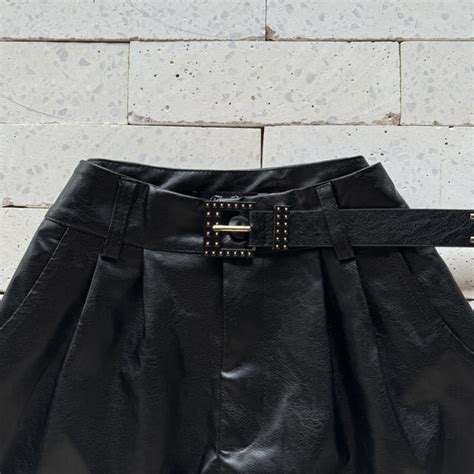 SHORT COURO FAKE CINTO APLIQUE FIVELA QUADRADO PRETO Dondoca Moda