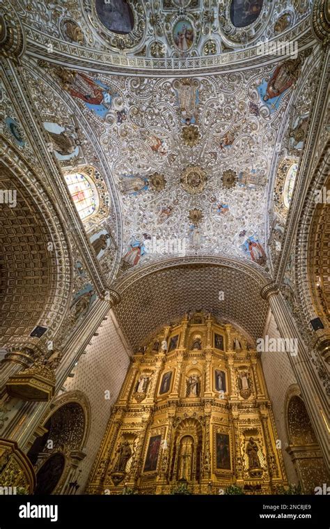 El Retablo Dorado Y El Techo De La Muy Ornamentada Iglesia De Santo