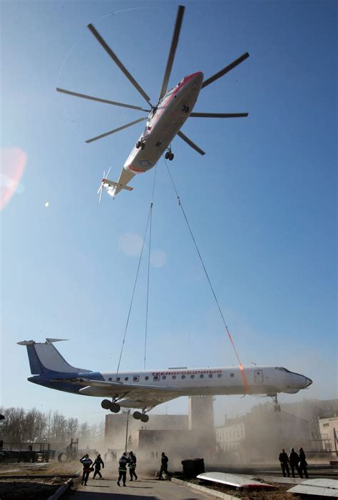 The Mi-26 Helicopter Can Lift An Airliner With Ease - Business Insider