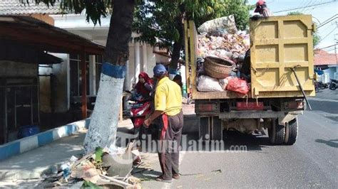 Dinas Lingkungan Hidup Sampang Punya Armada Pengangkut Sampah Tua