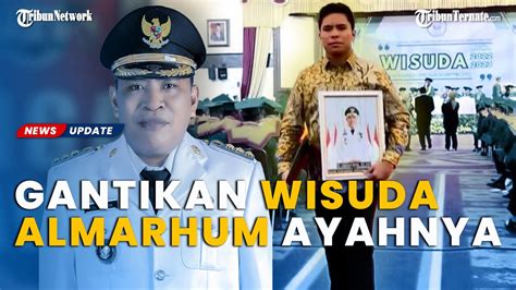 Momen Haru Rizky Bawa Foto Ayah Gantikan Wisuda Mendiang Bupati