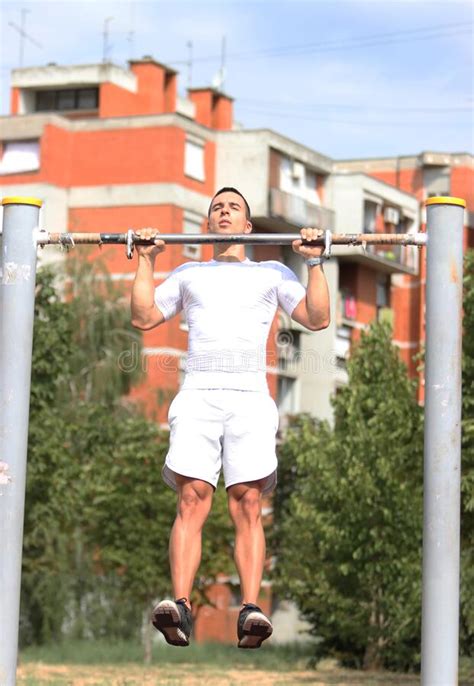 Foto Um Atleta Masculino Se Encaixava Num Gin Sio Aberto Na Rua