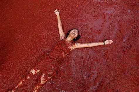 World S Biggest Food Fight Sees Half Naked Revellers Bathe In Tomato