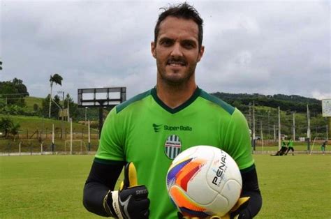 Metropolitano Acerta Goleiro De Anos Que Posou Nu Para Revista