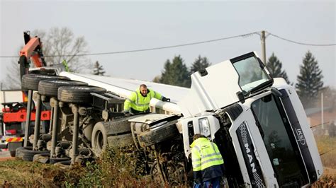 U Sudaru Se Prevrnuo Kamion A U Kombiju Ostali Zarobljeni Radnici