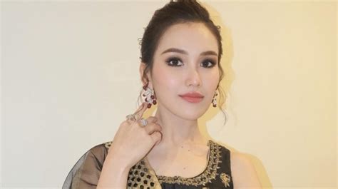 Gaya Fashion Ayu Ting Ting Tak Pernah Gagal Ini 5 Koleksi Sepatu