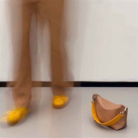Mae Nude Geel Van Van Den Dungen