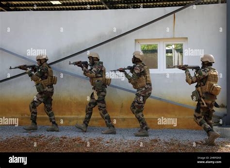 Nigerian Armed Forces soldiers during close quarter battle training ...