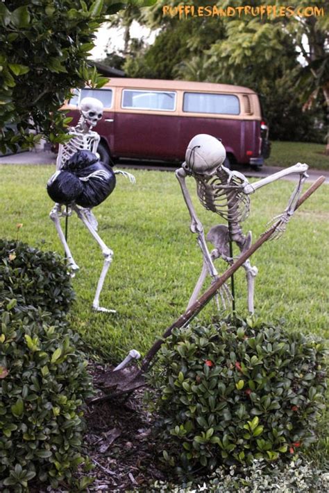 Over 27 Hilarious Skeleton Decorations For Your Yard On Halloween