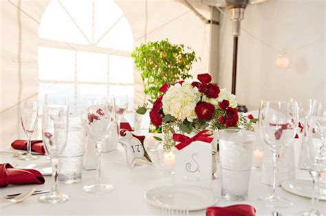 déco de table de mariage romantique en blanc et rouge centre de table