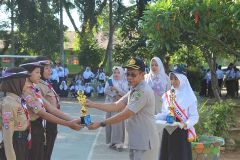 SMPN 3 Palopo Serahkan Medali Dan Piagam Ke Siswa Berprestasi