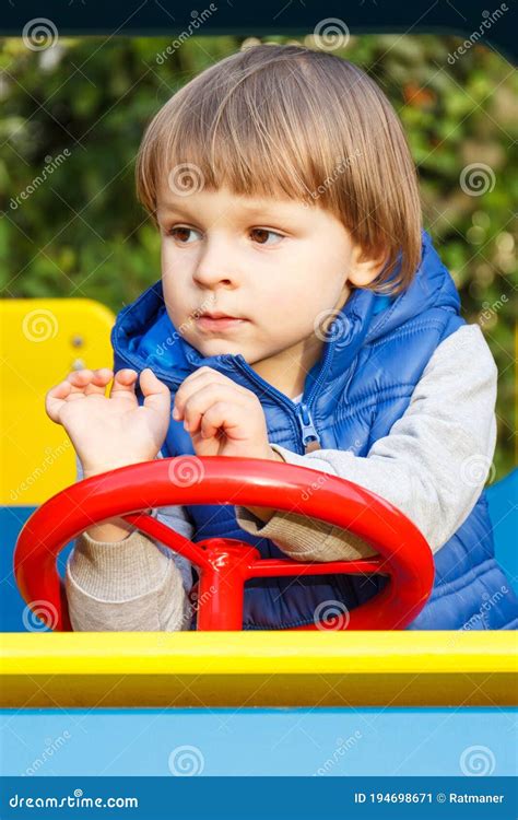 Garotinho Brincando Com Carro De Brinquedo No Playground No Parque