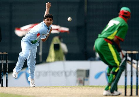 Abdul Razzaq About To Deliver A Ball As Captain Shoaib Malik Watches