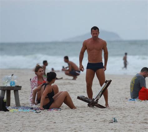 Malvino Salvador E Kyra Gracie Curtem Praia A Filha Mais Velha