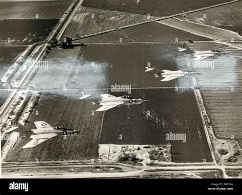 Grumman F9f 8 F9 J Cougar Stock Photo Alamy
