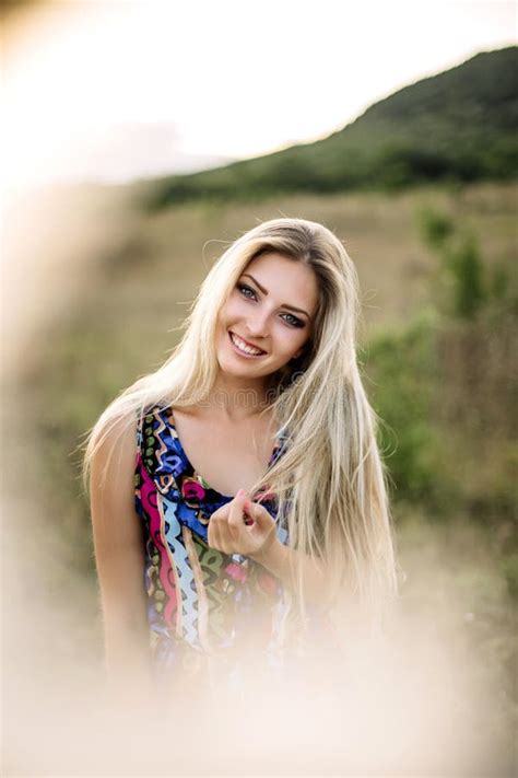 Fille Blonde Sur La Plage De La Plage Sablonneuse Par La Mer Photo Stock Image Du Lifestyle