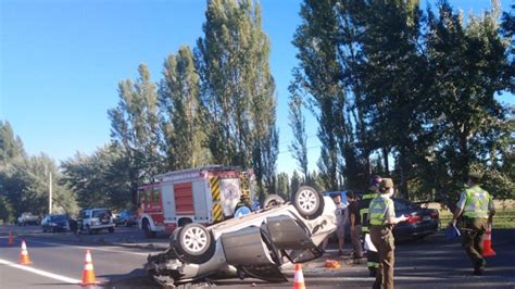 Nacimiento Tres lesionados dejó colisión con posterior volcamiento