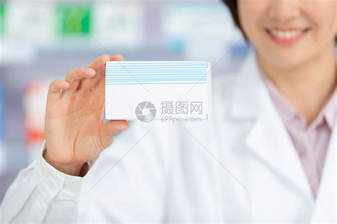 药剂师手拿一盒药高清图片下载 正版图片501652996 摄图网