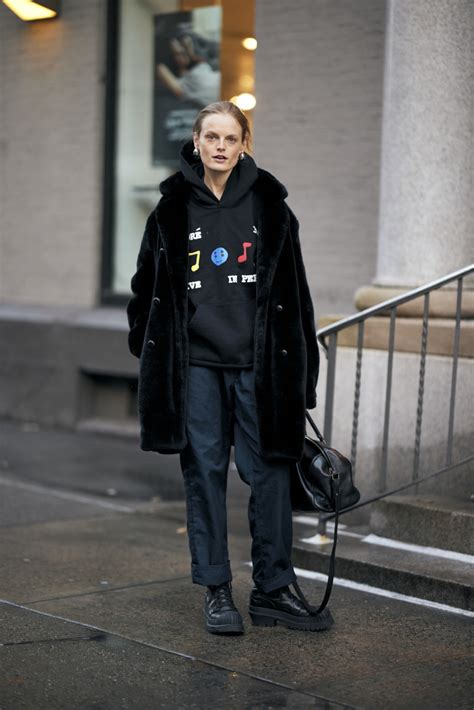 fashion crowd wore  trudge  snow  day