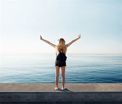Jeune femme blonde à la plage Photo Gratuite