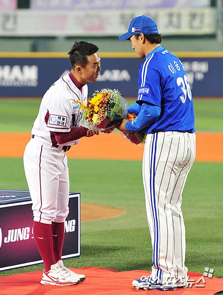 정수성 절친 이승엽에게 꽃다발 받고 포토