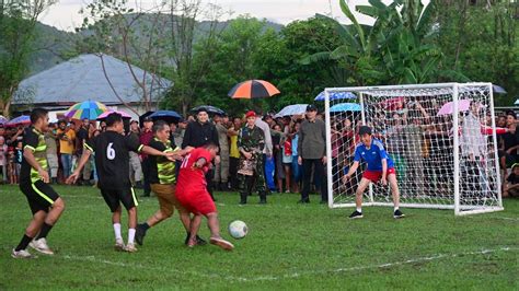 Saat Presiden Jokowi Bermain Sepak Bola Bersama Warga Manggarai Barat