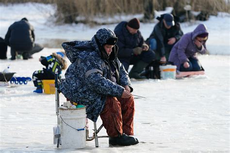 Рыбалка с риском: под Калининградом рыбаки выходят на лед даже при ...