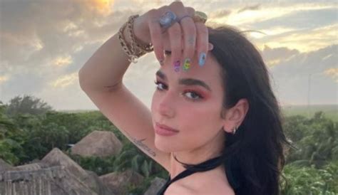 Dua Lipa Senza Veli Stesa Sul Divano Le Mani Coprono Poco Foto